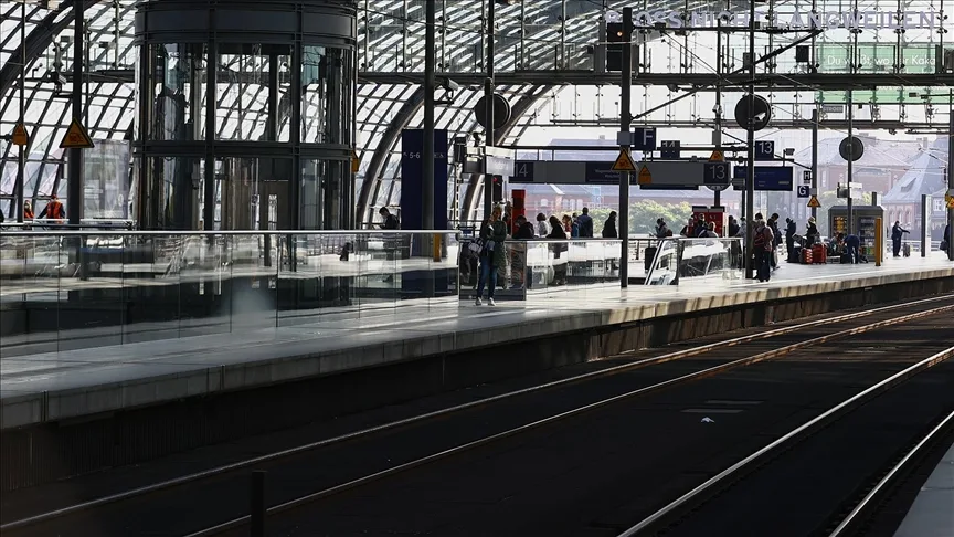 Berlin Merkez Tren İstasyonu’nda “yürüyen merdiven krizi” sürüyor
