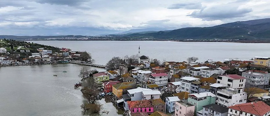 Uluabat Gölü’nün suyu ‘Küçük Venedik’teki evlere dayandı
