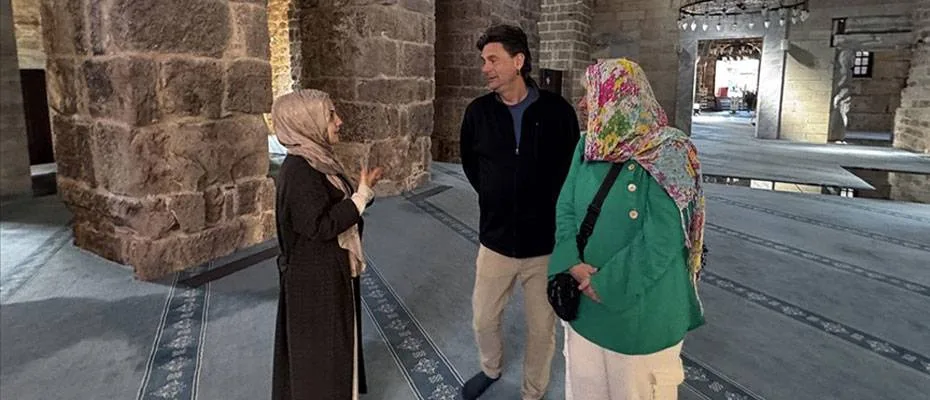 Antalya’da Gönüllü Gençler Turistlere Tarihi ve Kültürel Mirası Anlatıyor