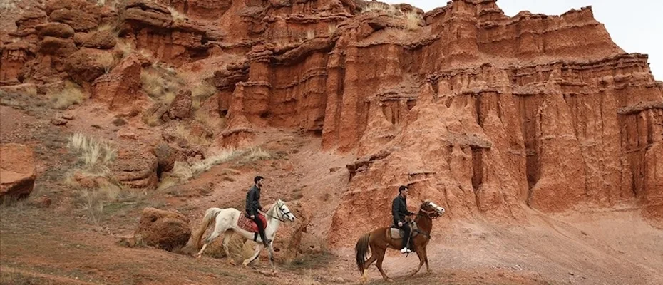 Narman Peribacaları’nda atlı safari turizmi büyüyor