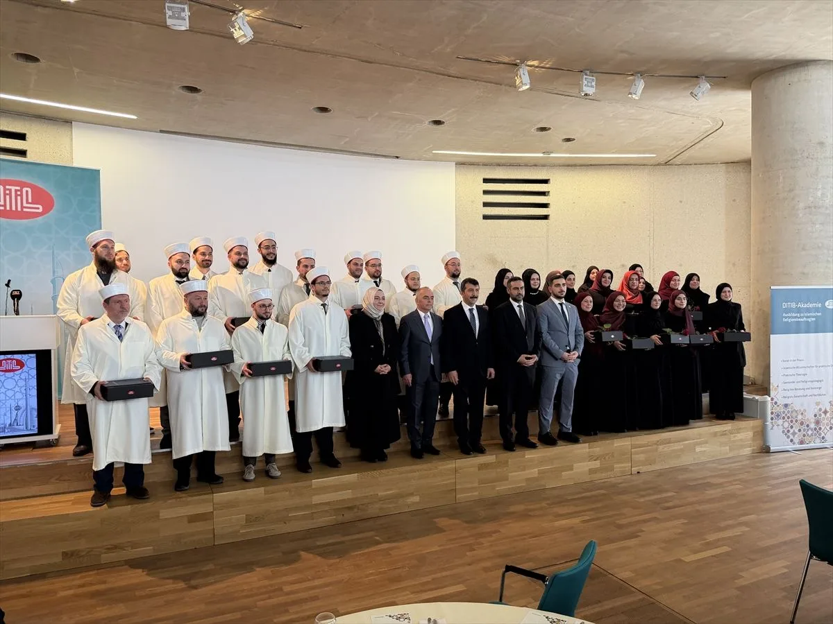 DİTİB’in eğittiği din görevlileri cübbelerini giydi
