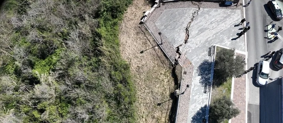 İtalya’da 4 kilometrelik toprak kayması