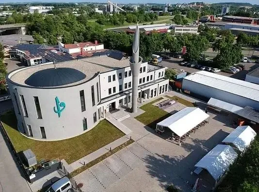 Regensburg’da Minareli Turkuaz Camii İbadete Açılıyor