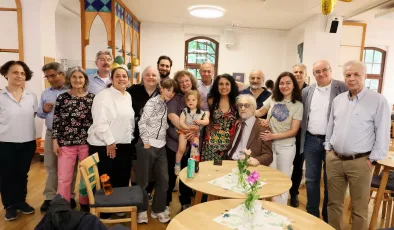 Berlin’de Safter Çınar’a Duygu Dolu 80. Yaş Günü Sürprizi