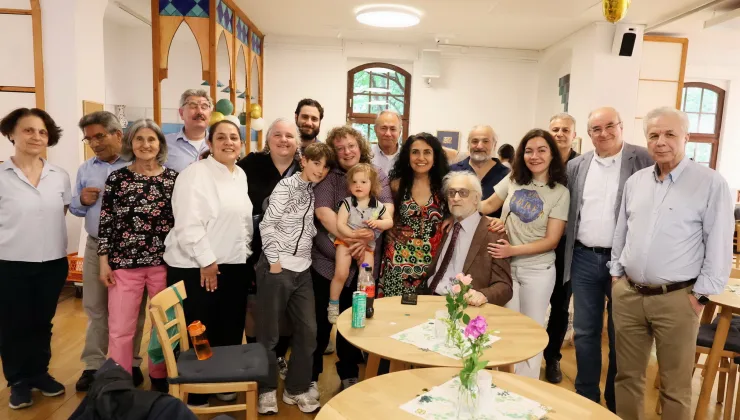Berlin’de Safter Çınar’a Duygu Dolu 80. Yaş Günü Sürprizi