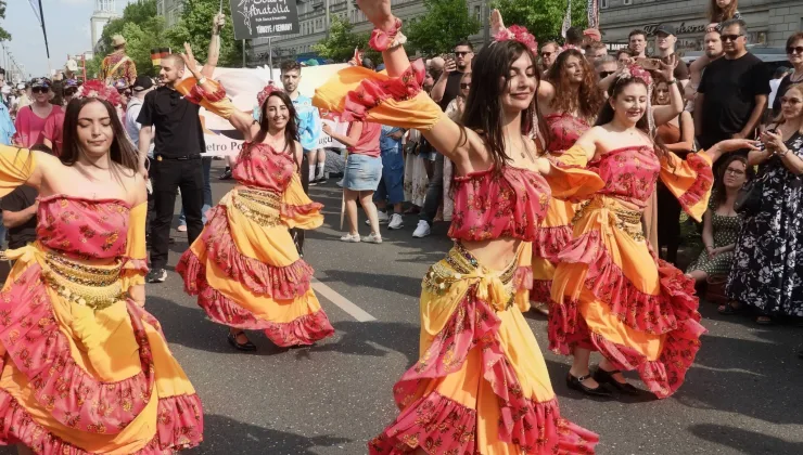 Berlin’de Kültürler Karnavalı’na Yoğun İlgi