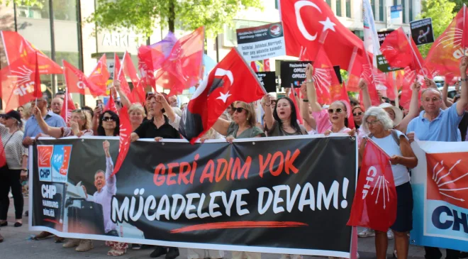 Hamburg’da Demokrasi ve Halk İradesine Güçlü Destek