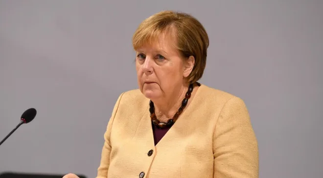 Merkel’e Avrupa Liyakat Nişanı