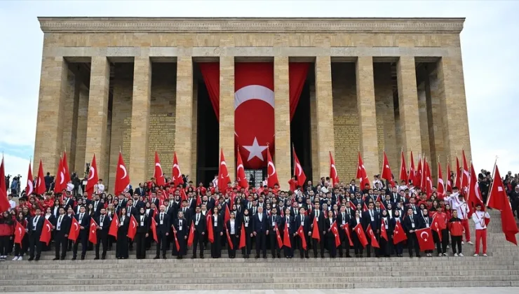 Yurdun 81 ilinden gelen gençler Anıtkabir’i ziyaret etti