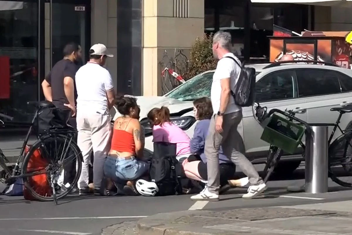 Leipzig`de bir araç yayaların arasına daldı: 2 ölü, 8 yaralı