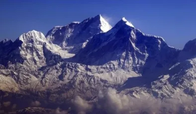 Everest Dağı’na bir günde 274 dağcı tırmanarak rekor kırdı