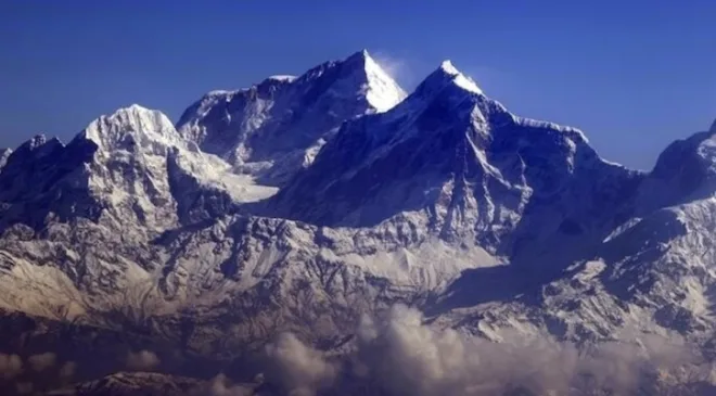 Everest Dağı’na bir günde 274 dağcı tırmanarak rekor kırdı