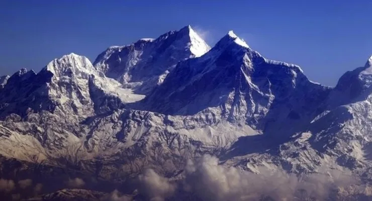 Everest Dağı’na bir günde 274 dağcı tırmanarak rekor kırdı