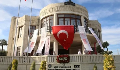 Hatay Devlet Tiyatroları, Hatay Devleti döneminin meclis binasında perdelerini açtı