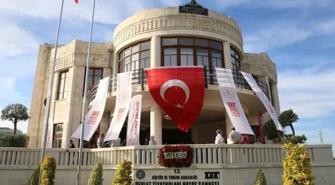 Hatay Devlet Tiyatroları, Hatay Devleti döneminin meclis binasında perdelerini açtı