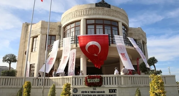 Hatay Devlet Tiyatroları, Hatay Devleti döneminin meclis binasında perdelerini açtı