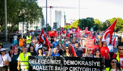 Berlin’de “Mutlak Butlana Karşı Demokrasi Yürüyüşü”ne Yoğun Katılım