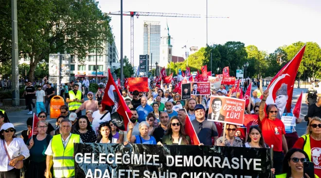 Berlin’de “Mutlak Butlana Karşı Demokrasi Yürüyüşü”ne Yoğun Katılım
