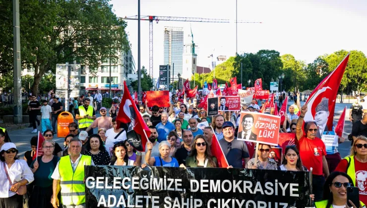 Berlin’de “Mutlak Butlana Karşı Demokrasi Yürüyüşü”ne Yoğun Katılım