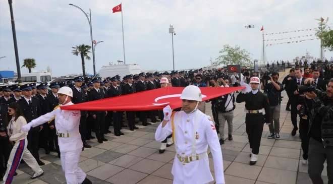 Atatürk’ü temsil eden bayrak Samsun’da karaya çıkarıldı