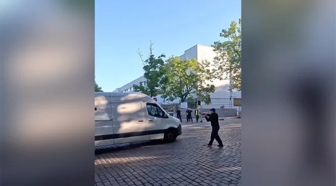 Polis Rheinmetall şirketini protesto etmek isteyen aktivistlere silah çekti