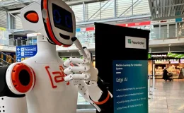 İnsansı Robot Yolculara Rehberlik Ediyor