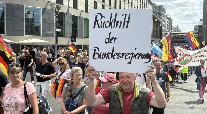 Berlin’de hükümet karşıtı gösteriye binlerce kişi katıldı