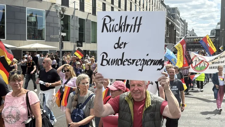 Berlin’de hükümet karşıtı gösteriye binlerce kişi katıldı