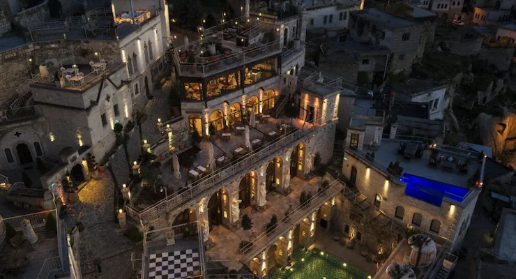 Hilton’un ilk mağara oteli