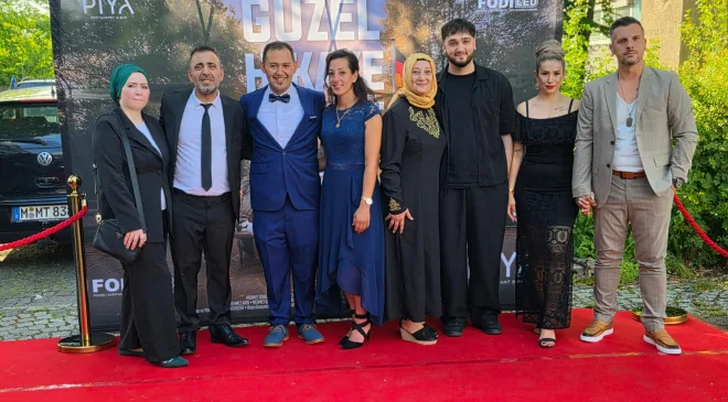 Münih’te Bir İlk: Türk Yapımı Dijital Dizi “Güzel Hikaye” Görkemli Gala ile Tanıtıldı