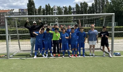 Aziz Nesin İlkokulu Futbol Takımı Berlin Şampiyonası Yarı Finalinde