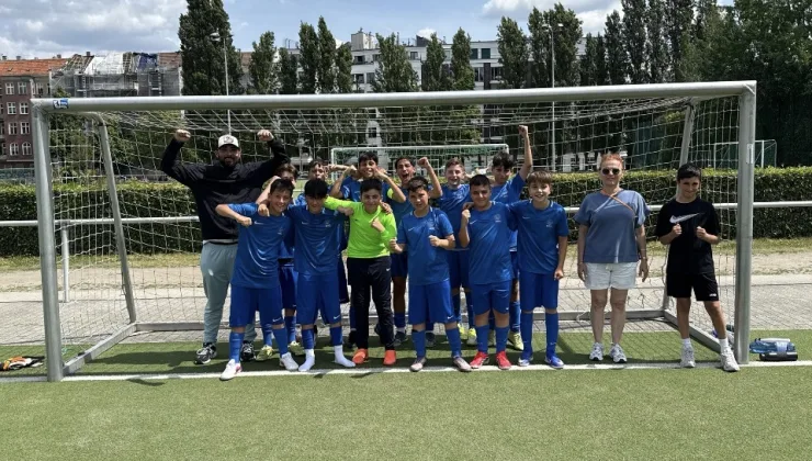 Aziz Nesin İlkokulu Futbol Takımı Berlin Şampiyonası Yarı Finalinde