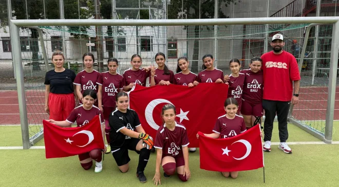 Avrupa Kız Futbol Şampiyonası’nda Berlin Aziz Nesin İlkokulu’na Büyük Övgü