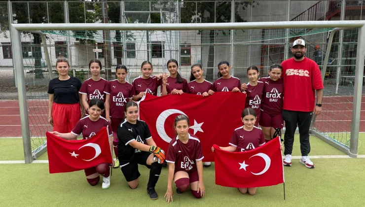 Avrupa Kız Futbol Şampiyonası’nda Berlin Aziz Nesin İlkokulu’na Büyük Övgü
