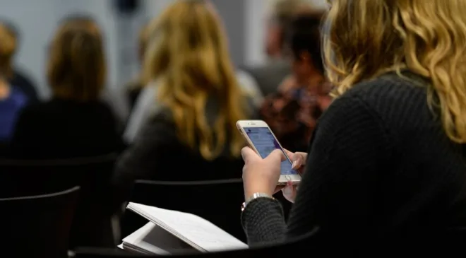 Fransa liselerde cep telefonlarını yasaklamaya hazırlanıyor